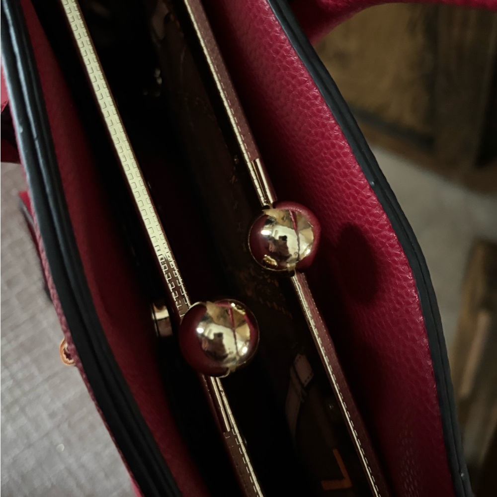 Elegant Red Satchel and Wallet Set - Picture 14 of 14